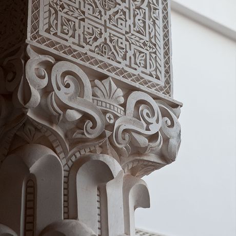 Blick auf eine verzierte Saeule im Riad Siwan