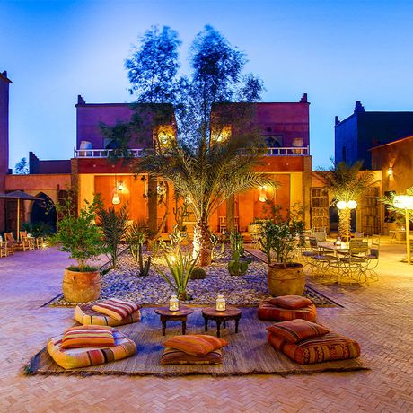 Blick auf verschiedene Sitzmoeglichkeiten im Innenhof des Riad Madu