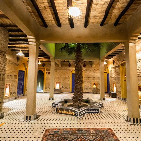 Blick auf eine Palme im Innenhof des Kasbah-Hotels Ksar Bicha
