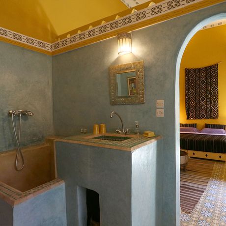 Blick in das Badezimmer des Superiorzimmers Moussafir des Riad El Borj 