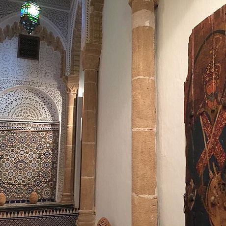 Riad Marhaba Galerie Blick auf Zellij-Mosaik und Säule