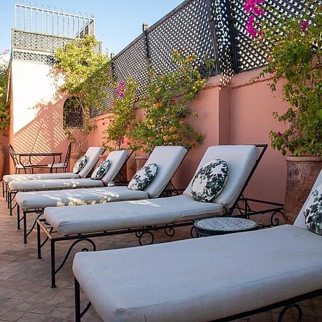 Riad Zoraida Galerie Ansicht Sonnenliegen auf der Terrasse