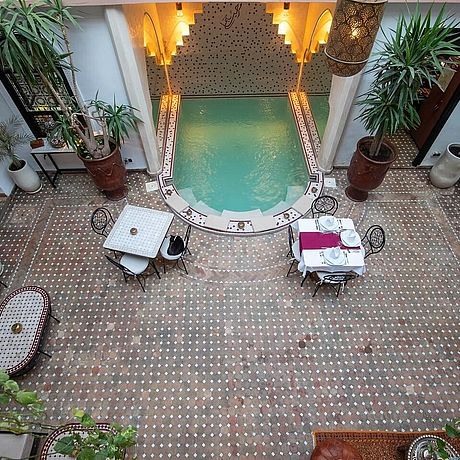 Riad Zoraida Galerie Blick auf Tauchbecken und Patio