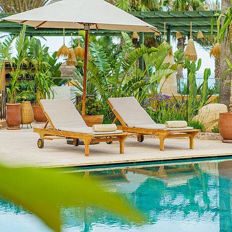 Paradis Plage Galerie Sonnenliegen am begrünten Pool