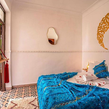 Riad Samir Privilege Standardzimmer Doppelbett Blick auf ein Bett im Schlafbereich eines Standardzimmers
