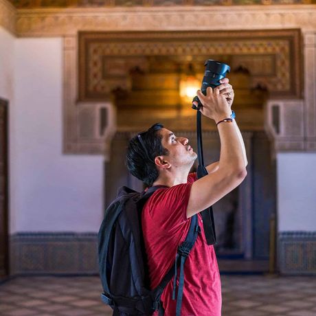 Blick auf einen Fotografen in einem Gebaeude in Rabat