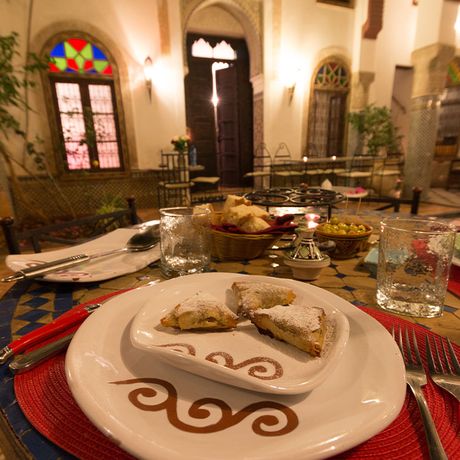 Blick auf einen gedeckten Tisch beim Abendessen im Riad el Ma