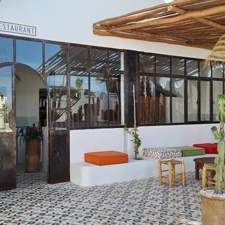 La Maison des Vagues Galerie Terrasse mit Eingang zum Restaurant