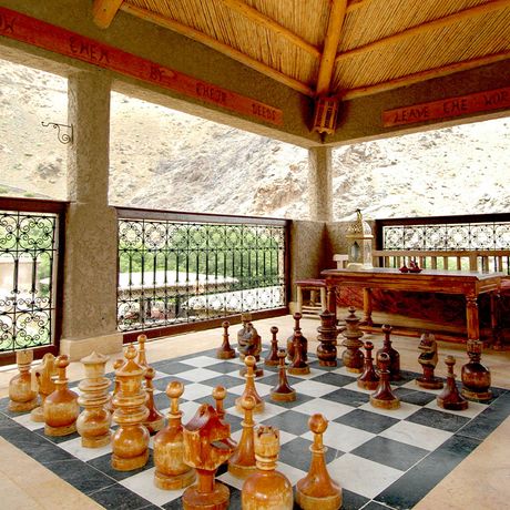 Blick auf ein grosses Schachspiel im Kasbah-Hotel du Toubkal