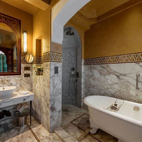 Blick auf Badewanne, Waschbecken und Dusche im Badezimmer der Suite Hivernage