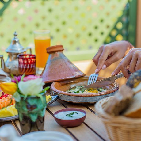 Paradis Plage Galerie Blick auf einen angerichteten Tisch mit Tagine