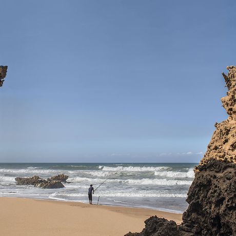 Blick auf einen Angler am Strand von El Jadida