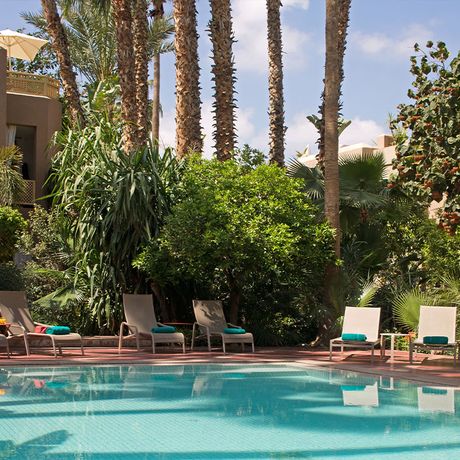 Blick auf Liegen am Pool des Boutique-Hotels les Jardins de la Medina