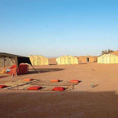 Blick auf die Zelte im Erg Lihoudi Wuestencamp