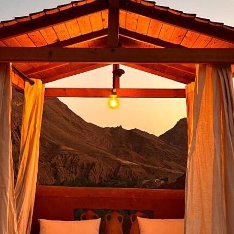 Riad Rihana Tamlalte Galerie Pavillon in der Abendstimmung