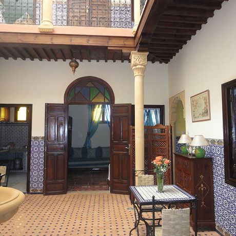 Blick in den Innenhof mit zwei Stuehlen und einem Tisch im Riad Dar Yanis