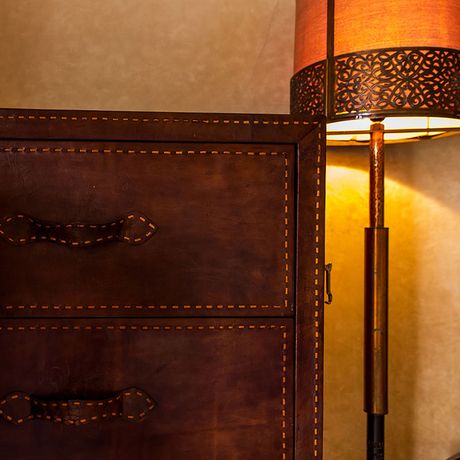 Blick auf eine Kommode und eine Stehlampe im Boutique-Hotel Madada Mogador