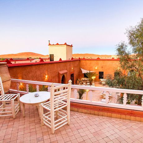 Blick auf die Terrasse mit Sitzmoeglichkeiten im Riad Madu