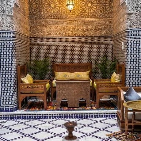Riad Sidrat Fes Galerie Blick in einen Salon im Patio