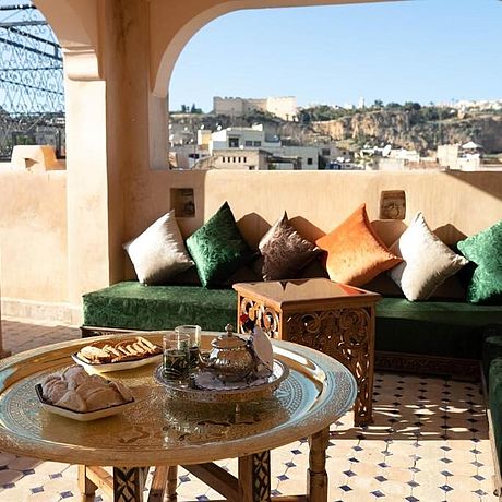 Riad Sidrat Fes Galerie Blick auf eine Sofaecke mit Ausblick