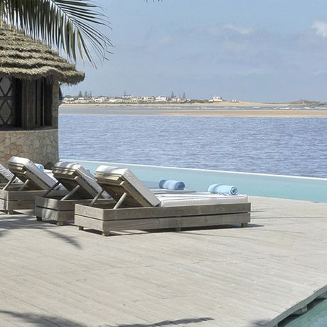 Blick auf Liegen am Infinity Pool mit Meerblick des Luxushotels la Sultana Oualidia