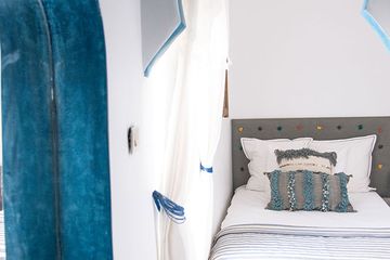 Riad Lyon Mogador Einzelzimmer Lahbaq Bett und Waschbecken