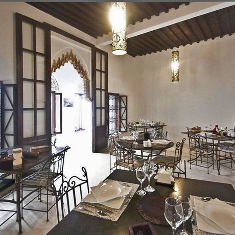 Blick auf das Restaurant mit gedeckten Tischen im Riad el Maati