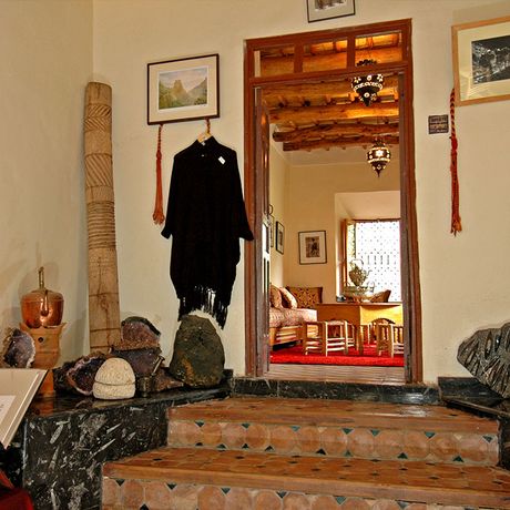 Blick auf eine Eingangstuer hinter Treppenstufen im Kasbah-Hotel du Toubkal