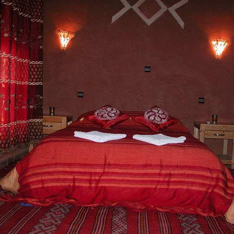Blick auf ein Bett in einem Standardzimmer im Kasbah-Hotel Petit Nomade