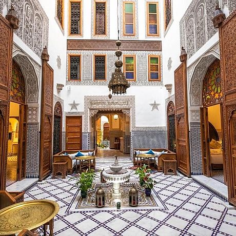 Riad Sidrat Fes Galerie Ansicht beleuchteter Patio