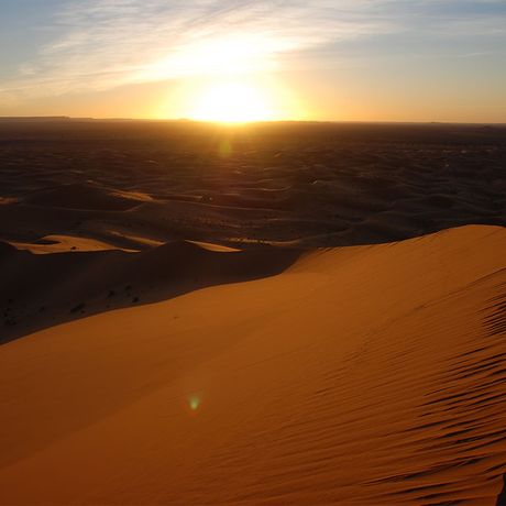 Blick auf die Duenen der Wueste Marokkos bei Sonnenuntergang