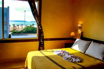 Hotel Riad Zahra Minisuite mit Meerblick Nr. 35 Bett und Fenster