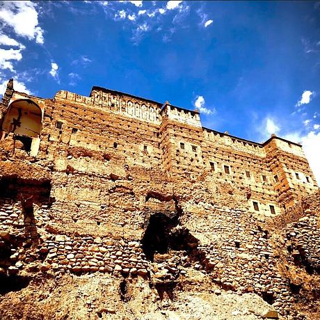 Maison J Galerie Blick von unten auf die thronende Kasbah