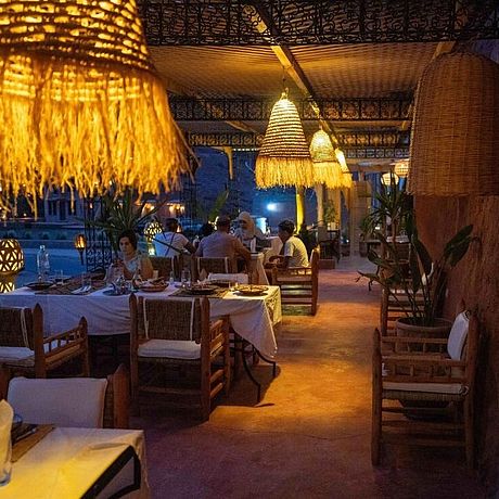 Riad Rihana Tamlalte Galerie Blick ins Restaurant auf der Terrasse am Abend