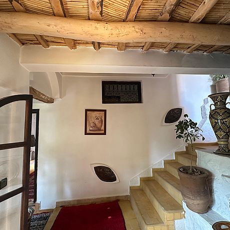 Treppenhaus mit Bild und Vasen