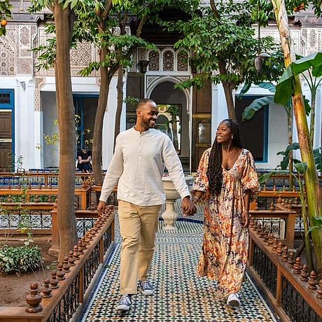 Private Fototour Marrakesch Galerie Paar im Innenhof von Palast