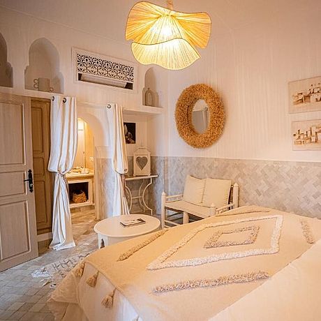 Riad Orangers d'Alilia Galerie Blick vom Bett in das Badezimmer