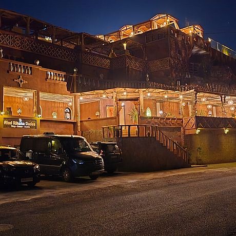 Riad Rihana Tamlalte Galerie Außenansicht Gebäude mit Parkplatz