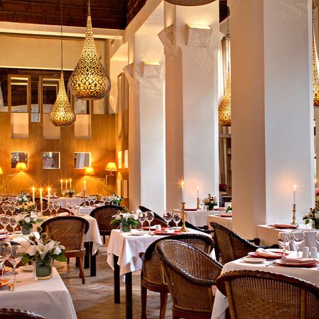 Blick auf gedeckte Tische im Restaurant des Boutique-Hotels les Jardins de la Medina