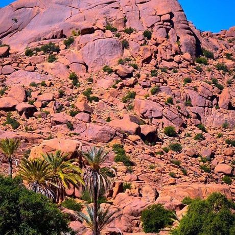 Blick auf einen Granitberg bei Tafraoute in Marokko
