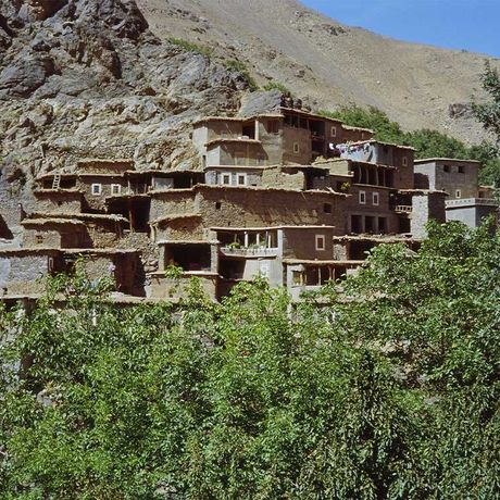 Blick auf eine Berbersiedlung im Hohen Atlas