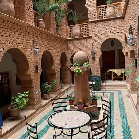 Blick auf einen Sitzbereich im Innenhof des Hotels Dar Jnan Tiouira