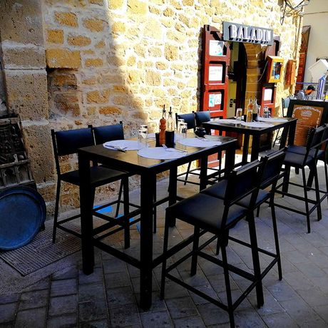 Blick auf einen Sitzbereich des Restaurants Pasta