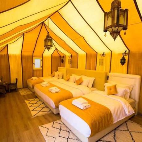 Blick auf drei Betten im Schlafbereich eines Zeltes