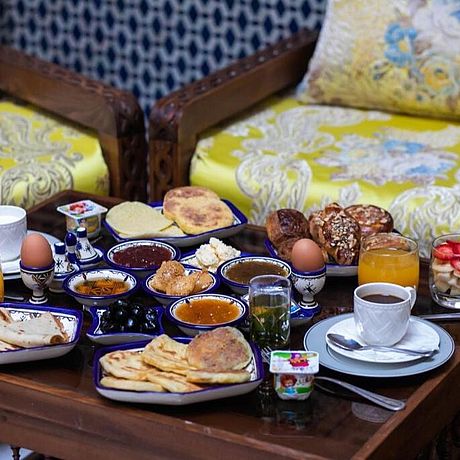 Riad Sidrat Fes Galerie Ansicht angerichteter Frühstückstisch