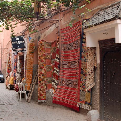 Blick auf ein Teppichgeschaeft in Marrakesch