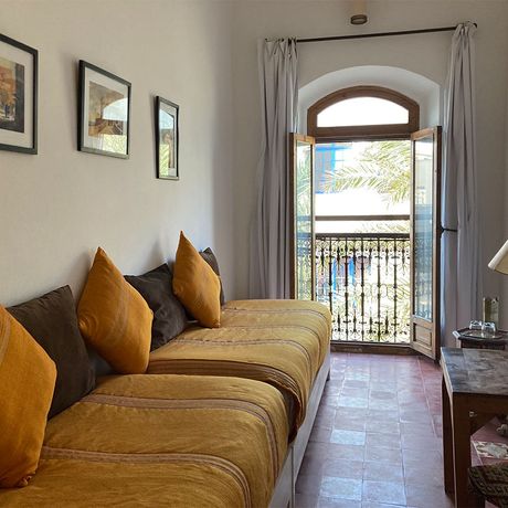 Blick auf zwei Sofas im Wohnbereich der Familiensuite Oualidia
