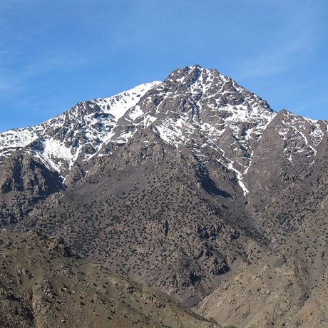 Blick auf einen mit Schnee bedeckten Berg im hohen Atlas