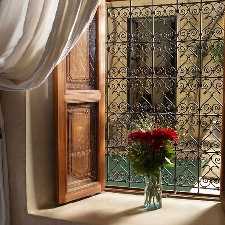 Blick auf Rosen vor einem Fenster des Riad Dar Justo