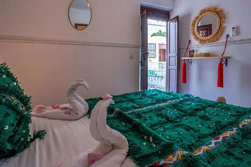 Riad Samir Privilege Standardzimmer Bett Schwan